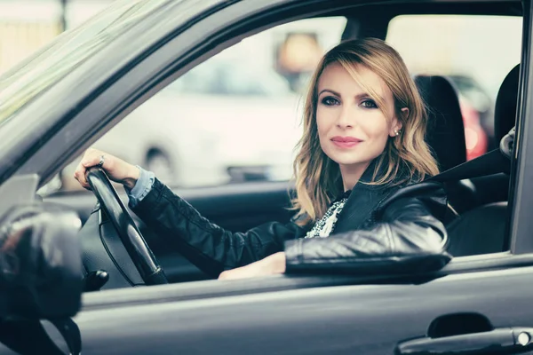Blond Žena Která Řídila Její Auto — Stock fotografie