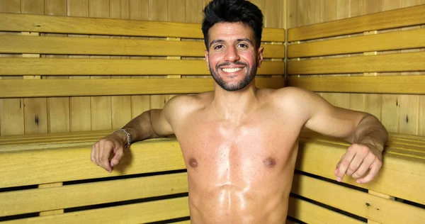 Hombre Relajándose Una Sauna —  Fotos de Stock