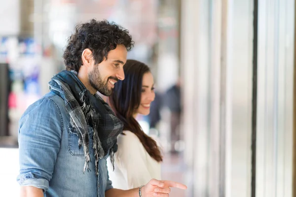 Jovem Casal Sorrindo Compras Uma Rua Urbana Profundidade Campo Rasa — Fotografia de Stock