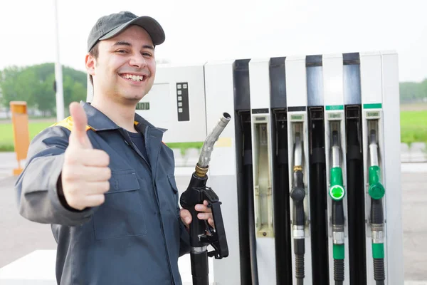 Trabajador Sonriente Gasolinera Dando Pulgares Arriba —  Fotos de Stock