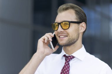 İş adamı cep telefonuyla konuşuyor. 