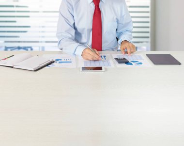 Ofisinde işyerinde iş adamı. Büyük boşluk