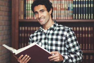 Yakışıklı adam raflardan kitap standları 