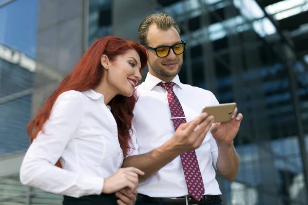 Businessman Showing Smartphone Female Colleague — Stock Photo, Image