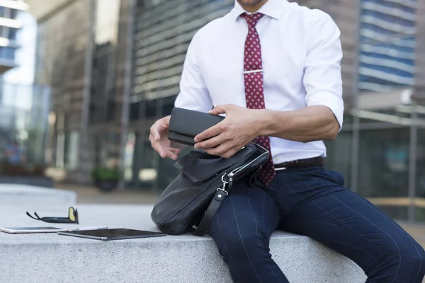 Geschäftsmann Sucht Seiner Aktentasche Vor Seinem Büro — Stockfoto