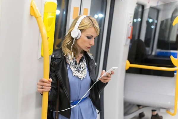 Женщина Слушает Музыку Своего Мобильного Телефона Метро — стоковое фото