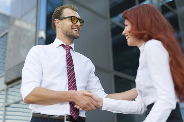 Joven Sonriente Gente Negocios Estrechando Las Manos —  Fotos de Stock