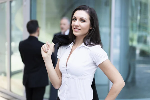 Lächelnde Junge Geschäftsfrau Vor Ihren Kollegen — Stockfoto