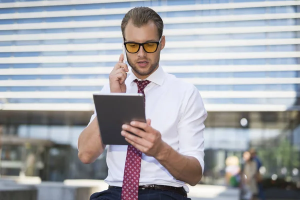 Empresário Usando Tablet Enquanto Fala Celular — Fotografia de Stock