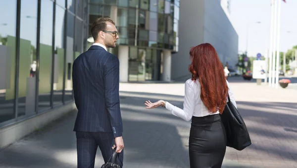 Geschäftsmann Und Geschäftsfrau Laufen Einer Stadt Während Sie Reden — Stockfoto