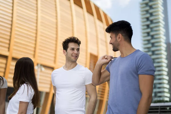 Gruppo Giovani Amici Che Camminano Insieme All Aperto — Foto Stock