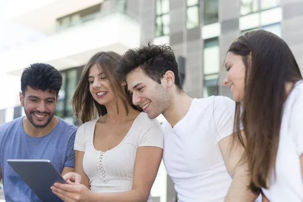 Gruppo Giovani Amici Che Utilizzano Tablet Insieme — Foto Stock