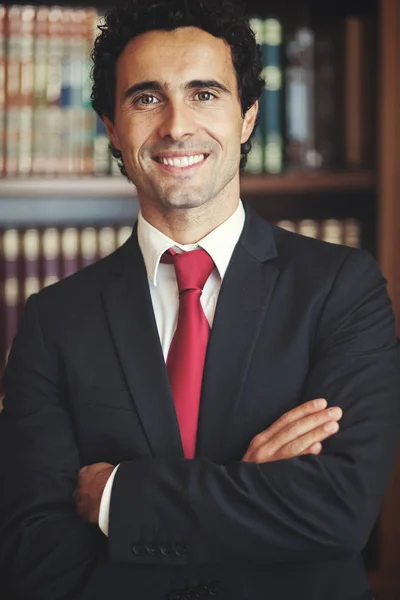 Retrato Hombre Negocios Guapo Sonriente Oficina Con Los Brazos Cruzados —  Fotos de Stock