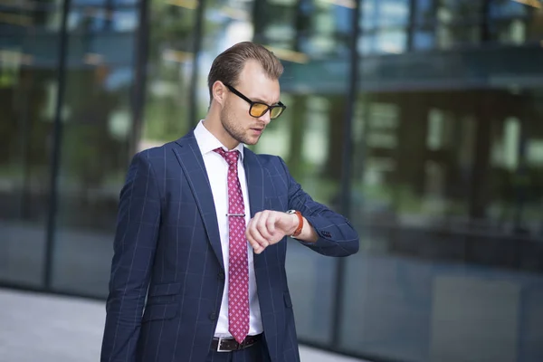 Biznesmen Sprawdzania Czasu Jego Zegarek Rękę — Zdjęcie stockowe