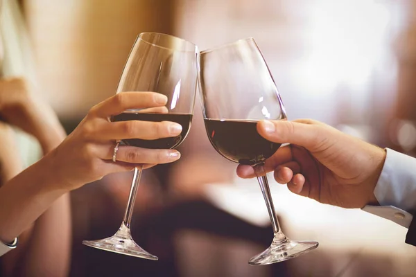 Van Het Paar Handen Roosteren Wijnglazen Een Restaurant — Stockfoto