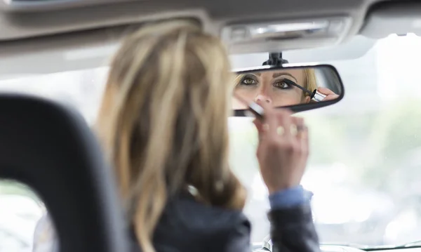 Γυναίκα Εφαρμογή Μακιγιάζ Στο Αυτοκίνητό Της — Φωτογραφία Αρχείου