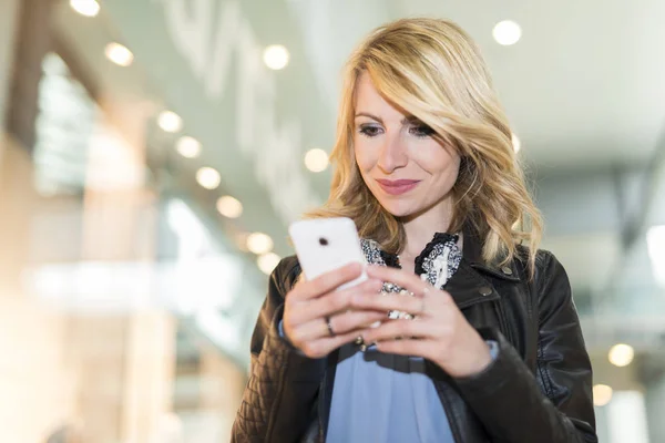 Kvinna Använder Sin Mobiltelefon Ett Köpcentrum — Stockfoto