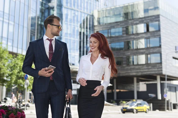 Businessman Businesswoman Walking While Talking — Stock Photo, Image