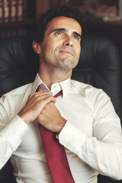 经理放松自己在办公室 调整他的领带 — 图库照片