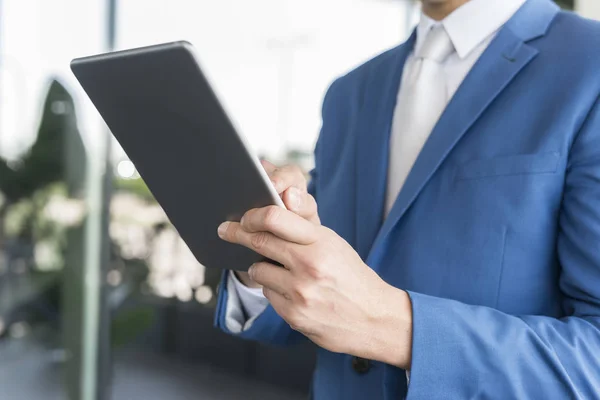 Detalhe Homem Negócios Usando Seu Tablet — Fotografia de Stock