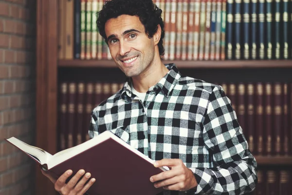 Stilig Man Står Nära Bokhyllor Håller Bok — Stockfoto