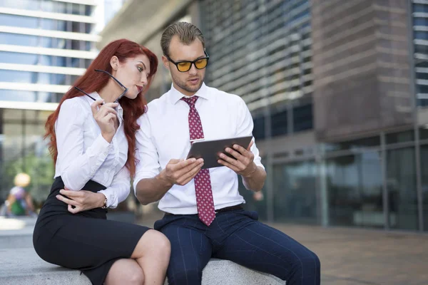 Uomo Affari Donna Affari Che Utilizzano Tablet All Aperto Fronte — Foto Stock