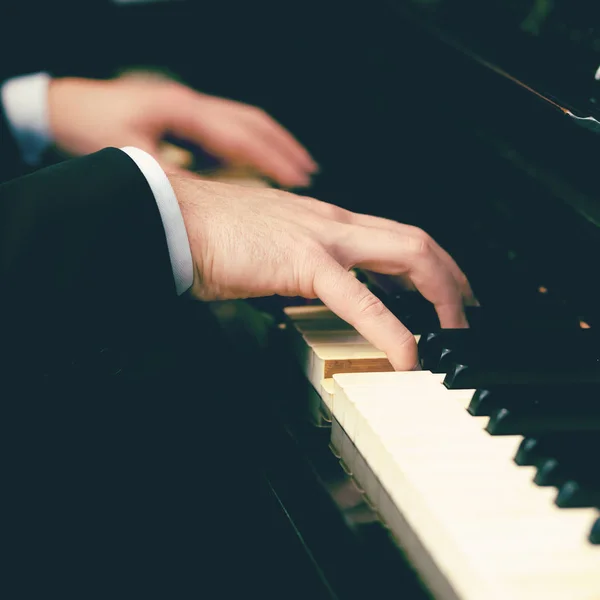 Manos Hombre Tocando Piano — Foto de Stock