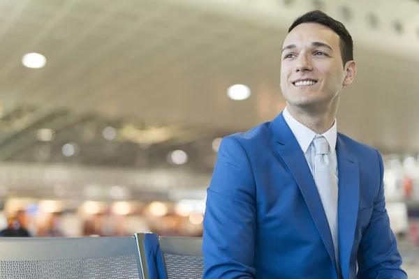 Jeune Homme Affaires Souriant Attend Aéroport — Photo