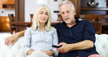 Bir mutlu olgun çift evlerinde portresi