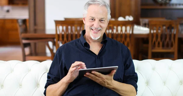 Porträtt Leende Mogen Man Med Sin Digitala Tablett Medan Sitter — Stockfoto