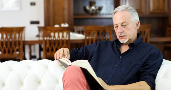 Homme Mûr Détendre Tout Lisant Livre Sur Canapé Maison — Photo