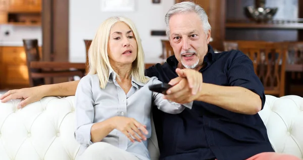 Ältere Paare Streiten Sich Vor Dem Fernseher — Stockfoto