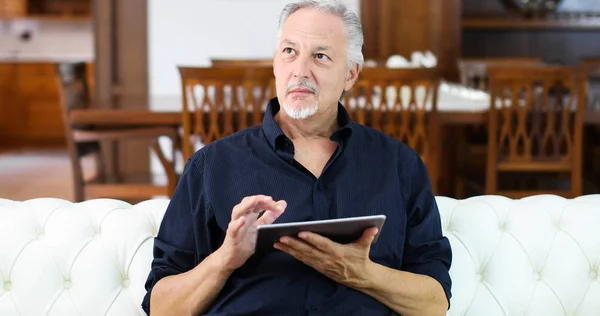 Porträt Eines Lächelnden Reifen Mannes Der Sein Digitales Tablet Benutzt — Stockfoto