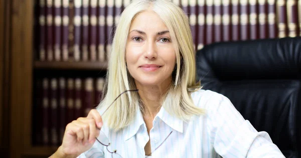 Portrait Mature Businesswoman Her Library — Stock Photo, Image