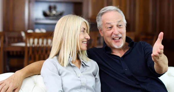 Portrait Couple Âge Mûr Heureux Dans Leur Maison — Photo