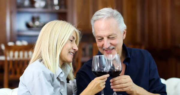 Olgun Çift Bir Özel Günlerinde Kutlamak Için Şarap Gözlük Kızartma — Stok fotoğraf