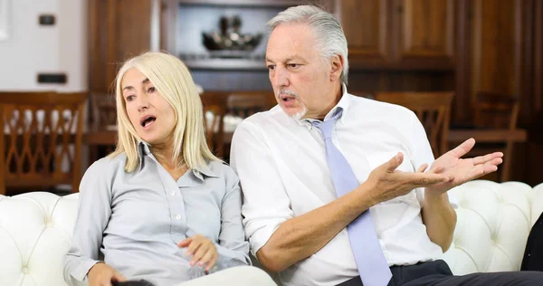 Senior Paar Vechten Een Sofa — Stockfoto