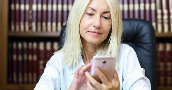 Mature Businesswoman Using Phone Her Office — Stock Photo, Image