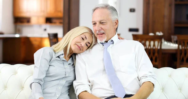 Couple Sénior Relaxant Sur Canapé Maison — Photo