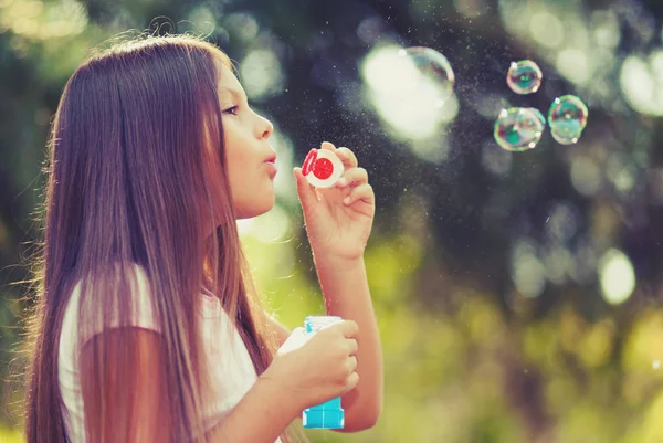 Děti Dívka Foukání Mýdlové Bubliny Venkovní — Stock fotografie
