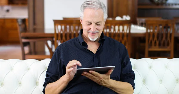 Portrait Homme Mûr Souriant Utilisant Tablette Numérique Assis Sur Canapé — Photo