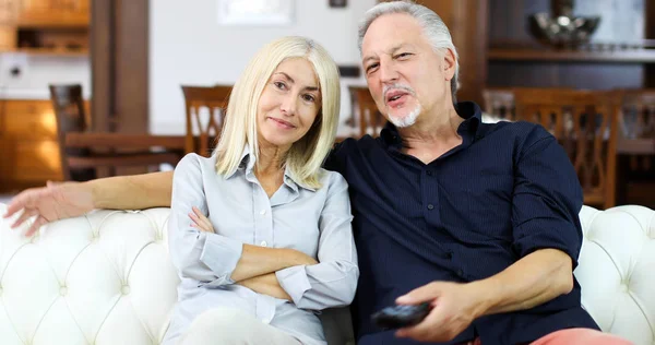 Portrait Couple Âge Mûr Heureux Dans Leur Maison Utilisant Télécommande — Photo