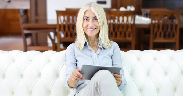 Beautiful Mature Woman Using Electronic Tablet Home — Stock Photo, Image