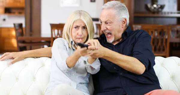 Ältere Paare Streiten Sich Vor Dem Fernseher — Stockfoto