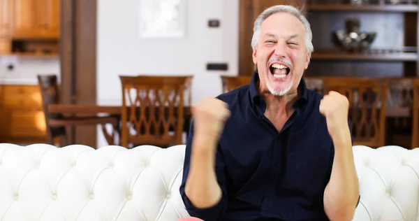 Uomo Estatico Esultare Mentre Guarda Una Partita — Foto Stock