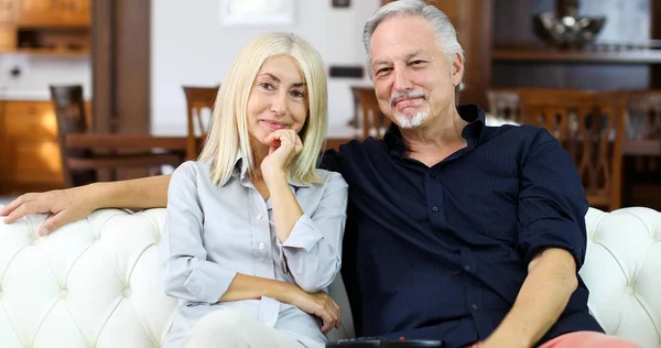 Portrait Couple Âge Mûr Heureux Dans Leur Maison — Photo