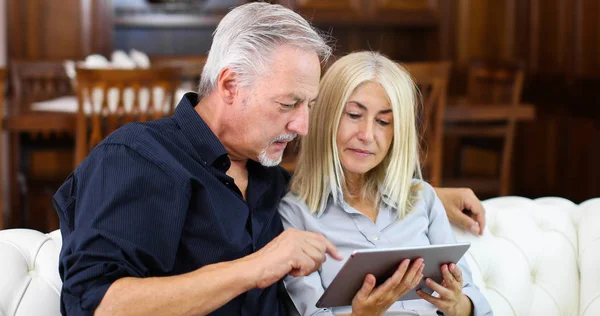 Porträtt Leende Äldre Par Använda Digitala Surfplatta Soffan Hemma — Stockfoto