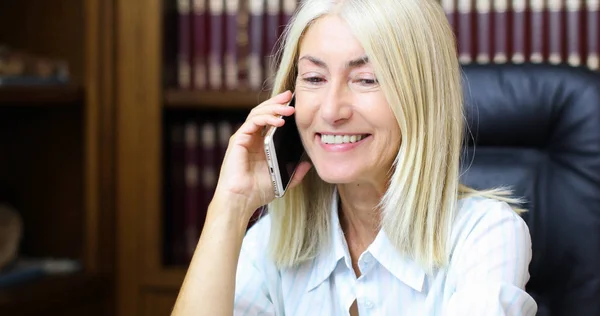 Zralá Podnikatelka Mluvil Telefonu Usmívá — Stock fotografie