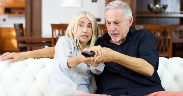 Äldre Par Att Argument Medan Tittar — Stockfoto