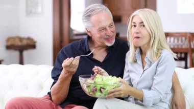 Üst düzey çift 4 k bir baş ağrısı ile bir salata yemek